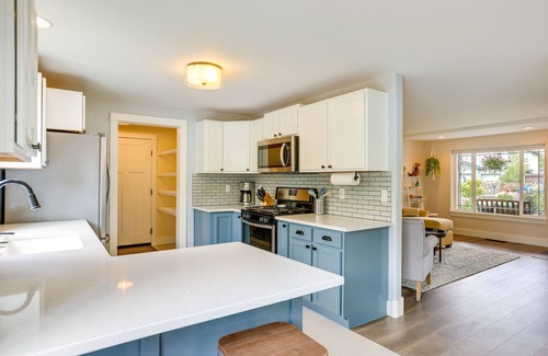 Mountain View District House | Colorful Bend Home w/Yard & Fire Pit!