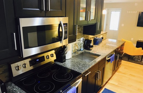 H Street Corridor Apartment | Colorful DC w/Free St. Parking - Great Location/Spacious/English Basement