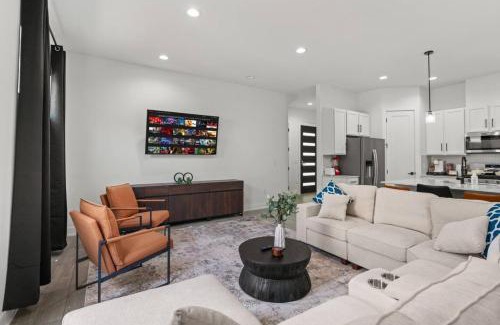 MLK House | Combined Luxurious Home - Up to 18 Guests