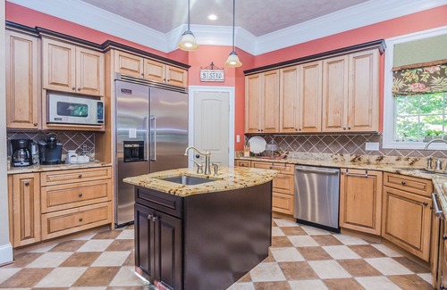 Berlin House | Come Celebrate the Holidays in Berlin, Maryland! Sleeps 12! + Linens & Towels!