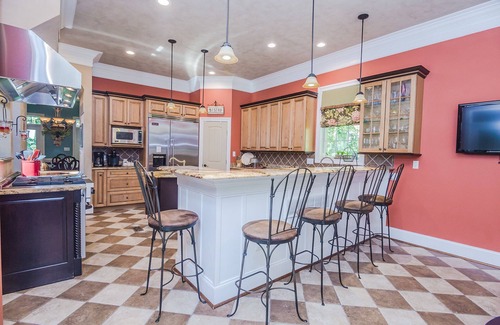Berlin House | Come Celebrate the Holidays in Berlin, Maryland! Sleeps 12! + Linens & Towels!