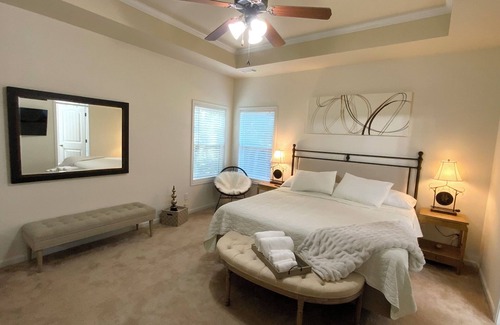 Cliftondale House | Come relax and enjoy this peaceful home away from home. Our guests are priority.