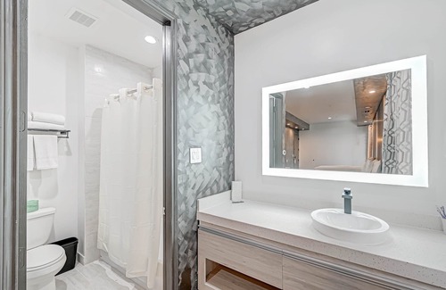 South Houston Hotel | Comfeeni Inn and Suites