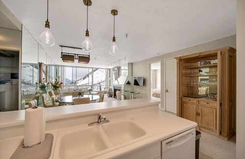 Salt Lake Mountain Resorts Condo | Comfort, Convenience, and Modern Amenities at this Ski in/Ski Out Condominium