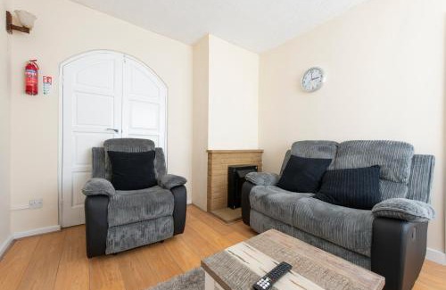 Abbey Wood House | Comfort Meets Style, 3-Bedroom Home, Greenwich, Sleeps 10! Contractor Friendly!