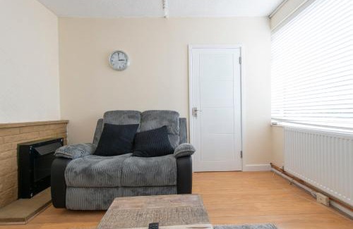 Abbey Wood House | Comfort Meets Style, 3-Bedroom Home, Greenwich, Sleeps 10! Contractor Friendly!