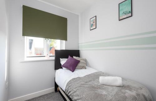 Ashford House | Comfortable 3 Bed House For 5- City Central - Free Parking