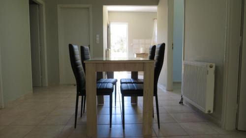 Aigio Apartment | Comfortable and Spacious Home Near Beaches