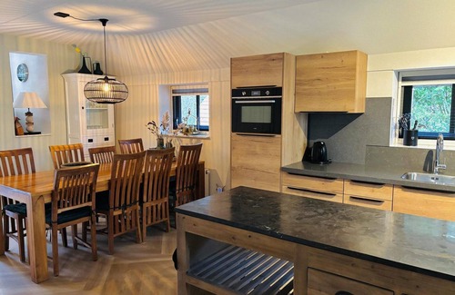Hooghalen House | Comfortable bungalow for 6 adults and 2 children, with jacuzzi, 3 bedrooms, 2 bathrooms, and a box bed.