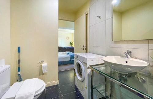 Melbourne Central Business District Apartment | Comfortable City Apartment with Free Parking
