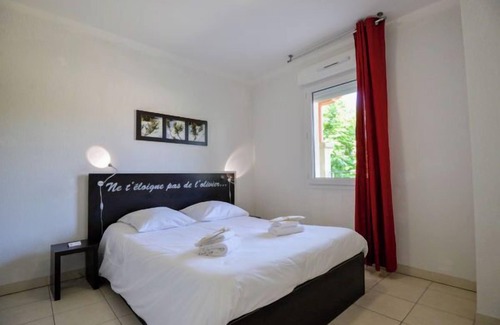 Azille Hotel | Comfortable Family Units with Kitchenettes & Seasonal Pool Access