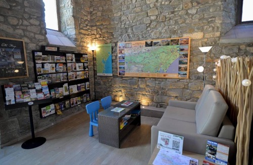 Azille Hotel | Comfortable Family Units with Kitchenettes & Seasonal Pool Access