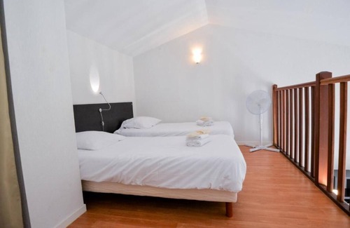 Azille Hotel | Comfortable Family Units with Kitchenettes & Seasonal Pool Access