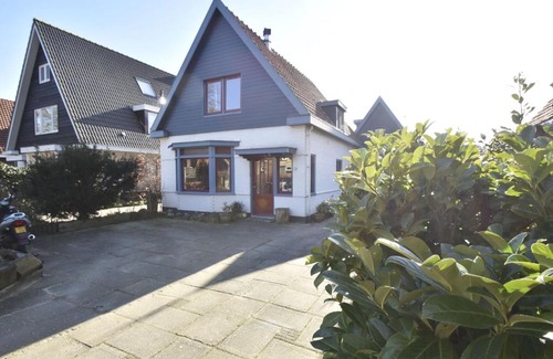 Bergen House | Comfortable Holiday Home in Bergen near Forest