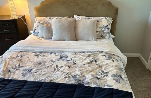 Cherry Hill Apartment | Comfortable light filled staynn