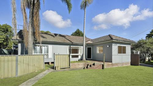 Seven Hills House | Comfortable Queen Room close to Station and Shops - SH4
