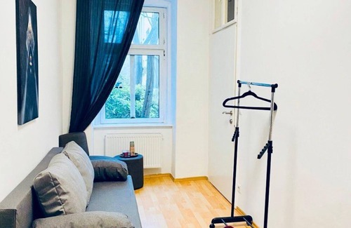 Himmelpfortgrund Apartment | Comfortable Room by Währinger Park, Shared Apt