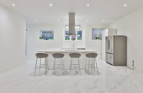 Lawrence Heights Bed & Breakfast | Comfortable Room in Toronto next to Yorkdale shopping mall