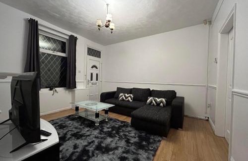 Ashton-under-Lyne House | Comfortable, spacious 2 Bedroom house close to Etihad Stadium