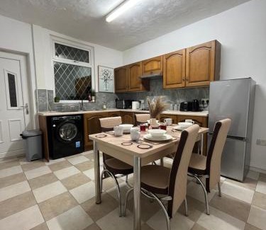 Ashton-under-Lyne House | Comfortable, spacious 2 Bedroom house close to Etihad Stadium