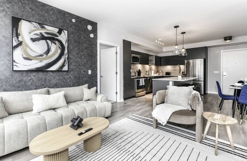 Crystal City Apartment | Comfy 2BR Oasis with Scenic Rooftop & Gym