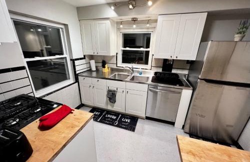 Westwood Apartment | Comfy 2nd Floor Apartment in Quiet Neighborhood 13 Min to Dwntwn