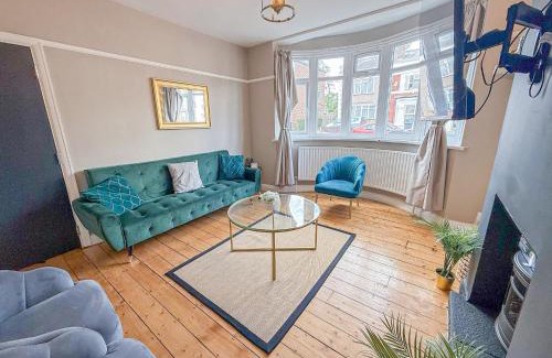 Beverley Apartment | Comfy 3-bedroom House in New Malden with FREE Parking and Private Garden