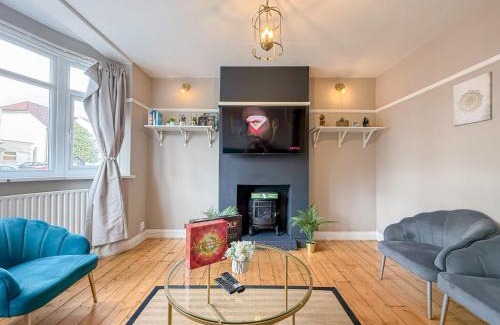 Beverley Apartment | Comfy 3-bedroom House in New Malden with FREE Parking and Private Garden