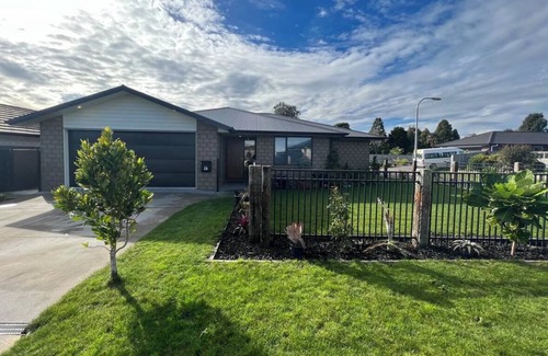Waitara House | Comfy and Convenient Modern Waitara Home