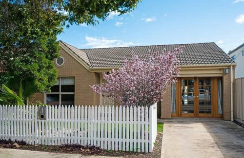 Ridleyton House | Comfy, Artsy & Dog-Friendly Home in Great Location