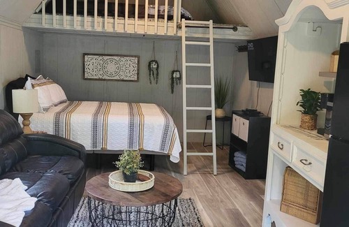 Scraper Cabin | Comfy Cabin golf, fish, Illinois river, ATV, Kayak