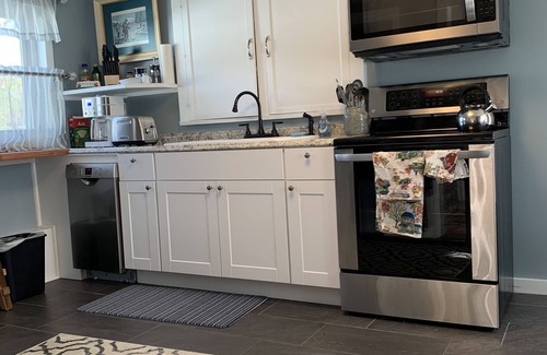 Poultney Cottage | Comfy Cottage in Historic East Poultney
