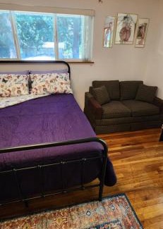 Kent Bed & Breakfast | Comfy, Cozy BnB Kent WA "Private Bathroom"