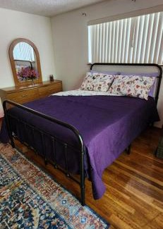 Kent Bed & Breakfast | Comfy, Cozy BnB Kent WA "Private Bathroom"