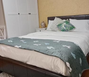 Cork House | Comfy Private Room and Bathroom on the Top Floor of a Home Stay -10 mins walk to the center - Free Parking