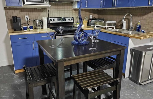 Mission House | COMFY STAY: Comfy 2-bedroom private suite close to amenities in Mission