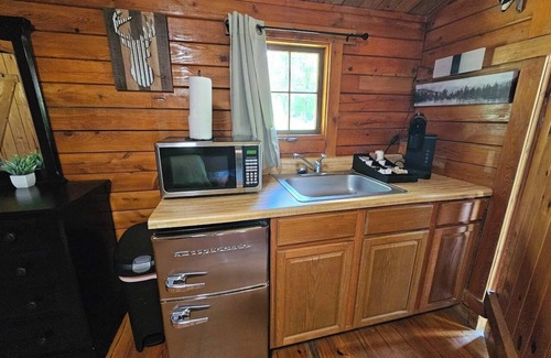 Salisbury Cabin | Comfy Studio Cabin In Secluded Campground