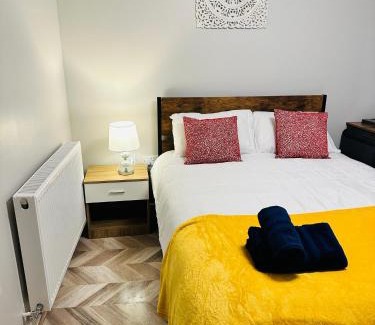 Ashton-under-Lyne Apartment | Comfy Studio Flat and Workspace near Ashton-U-Lyne Station