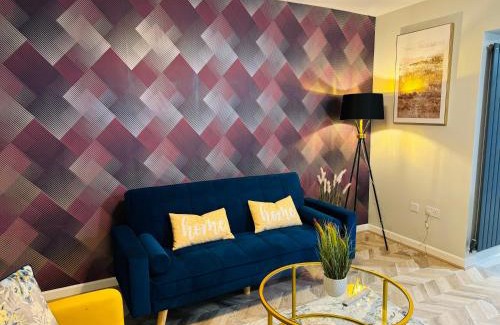 Ashton-under-Lyne Apartment | Comfy Studio Flat and Workspace near Ashton-U-Lyne Station
