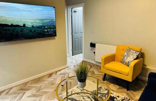 Ashton-under-Lyne Apartment | Comfy Studio Flat and Workspace near Ashton-U-Lyne Station