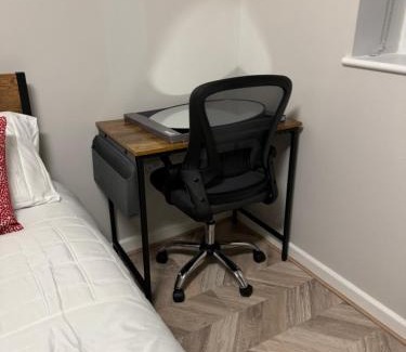 Ashton-under-Lyne Apartment | Comfy Studio Flat and Workspace near Ashton-U-Lyne Station