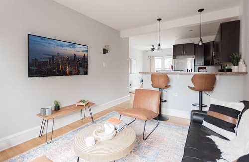 Chicago Apartment | Comfy|Stylish 1Bd 1Ba - Portage Park