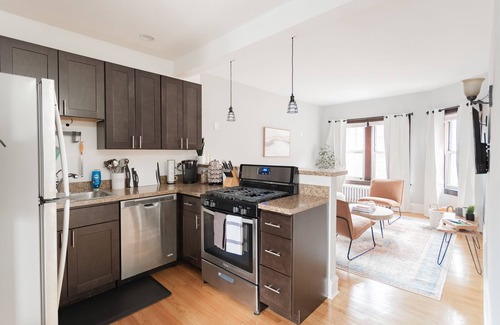 Chicago Apartment | Comfy|Stylish 1Bd 1Ba - Portage Park
