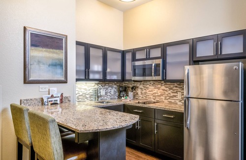 Altoona Condo | Comfy Suite | Free Breakfast, Free Wi-Fi, Indoor Pool and Hot Tub