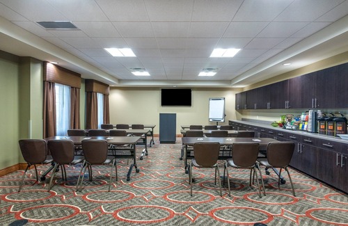 Altoona Condo | Comfy Suite | Free Breakfast, Free Wi-Fi, Indoor Pool and Hot Tub