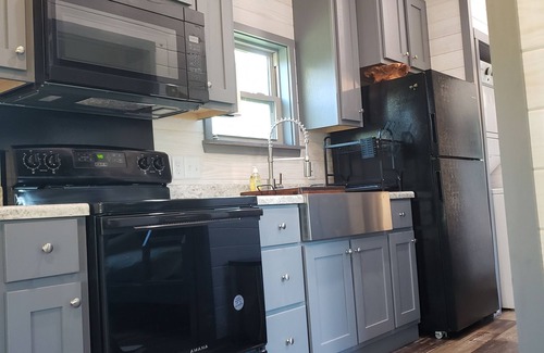 Mountainburg Cabin | Comfy Tiny Home with Fishing Pond & Mountain View near NW Arkansas/River Valley