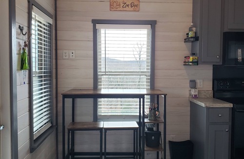 Mountainburg Cabin | Comfy Tiny Home with Fishing Pond & Mountain View near NW Arkansas/River Valley