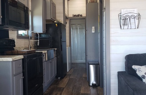 Mountainburg Cabin | Comfy Tiny Home with Fishing Pond & Mountain View near NW Arkansas/River Valley