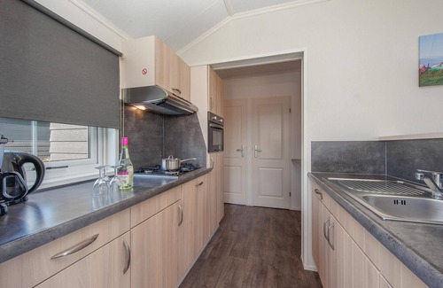 Zuideinde Cottage | Compact lodge with an electric sloop in Giethoorn