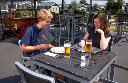 Zuideinde Cottage | Compact lodge with an electric sloop in Giethoorn